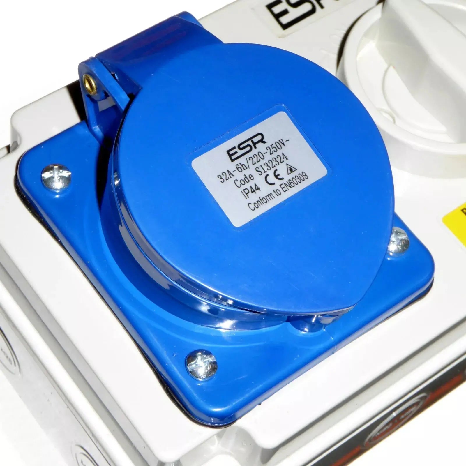 32 Amp 3 Pin Interlock Socket Switch with Industrial Trailing Plug IP44 ESR